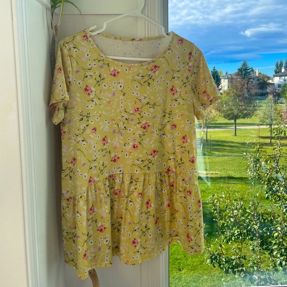 Cute flowy yellow shirt - Picture 1 of 1